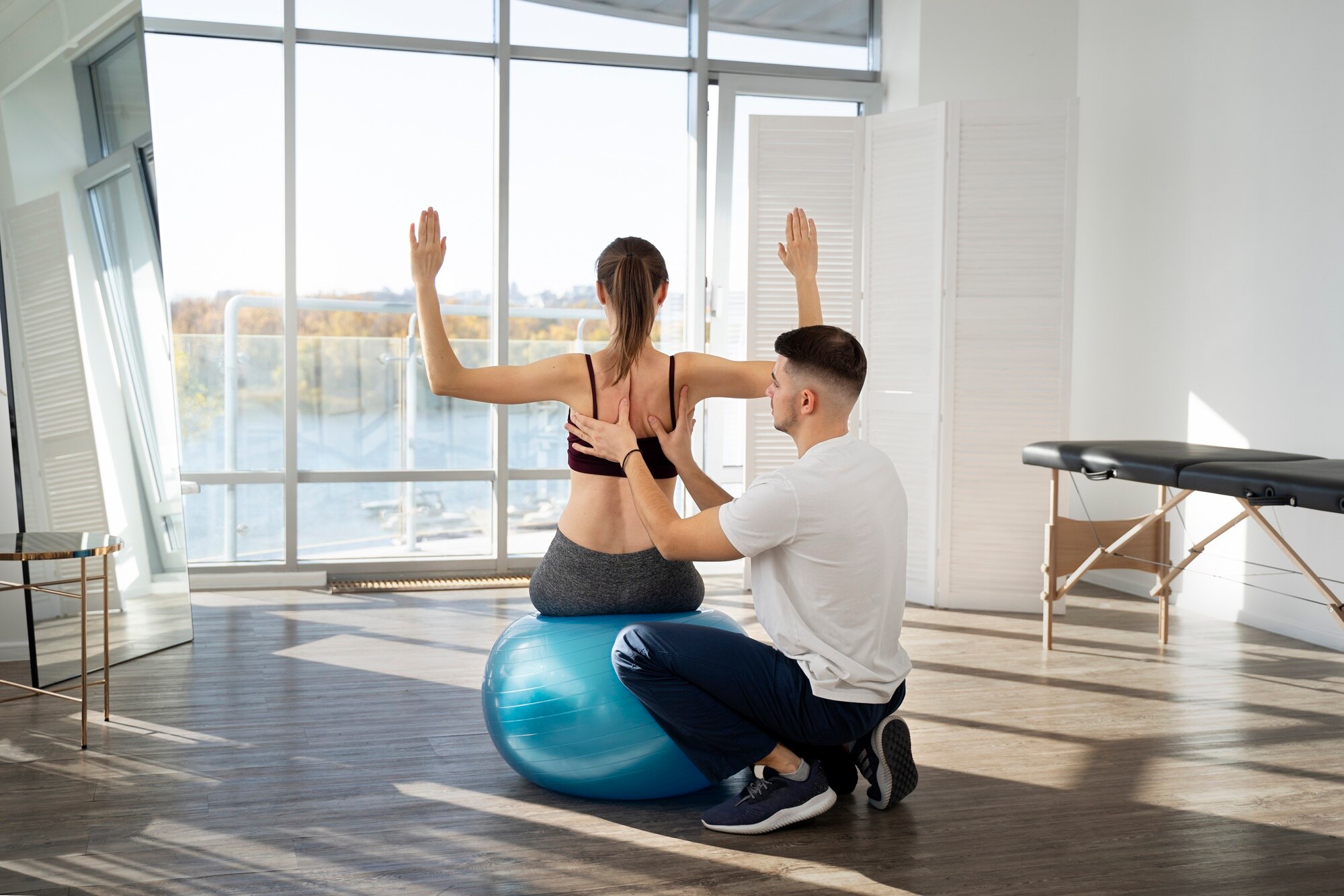 fisioterapeuta ayudando al paciente tiro completo 23 2149173536